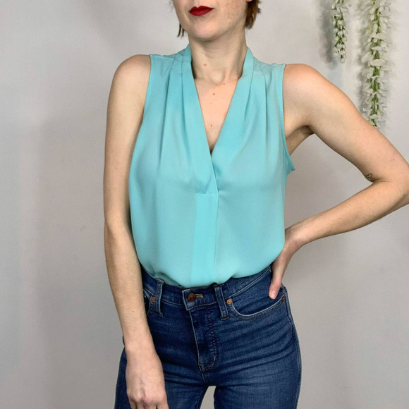 Vince Camuto Tops - NWOT VINCE CAMUTO sleeveless v-neck blouse high low hem
